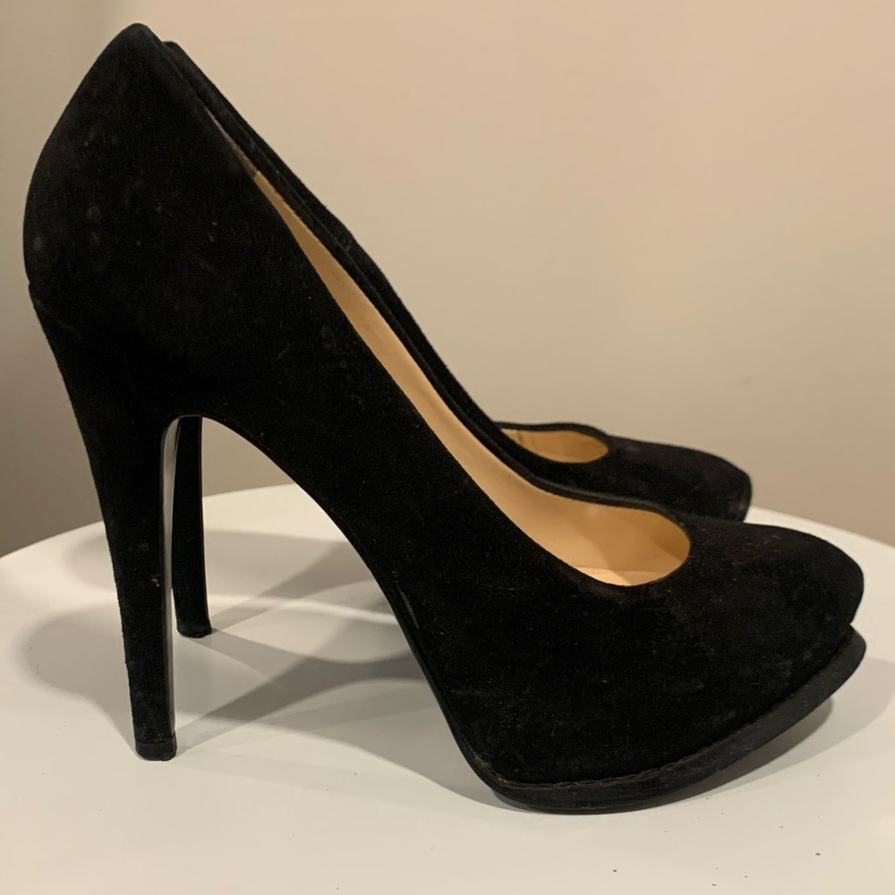 GUESS ‘Amazed’ suede pump